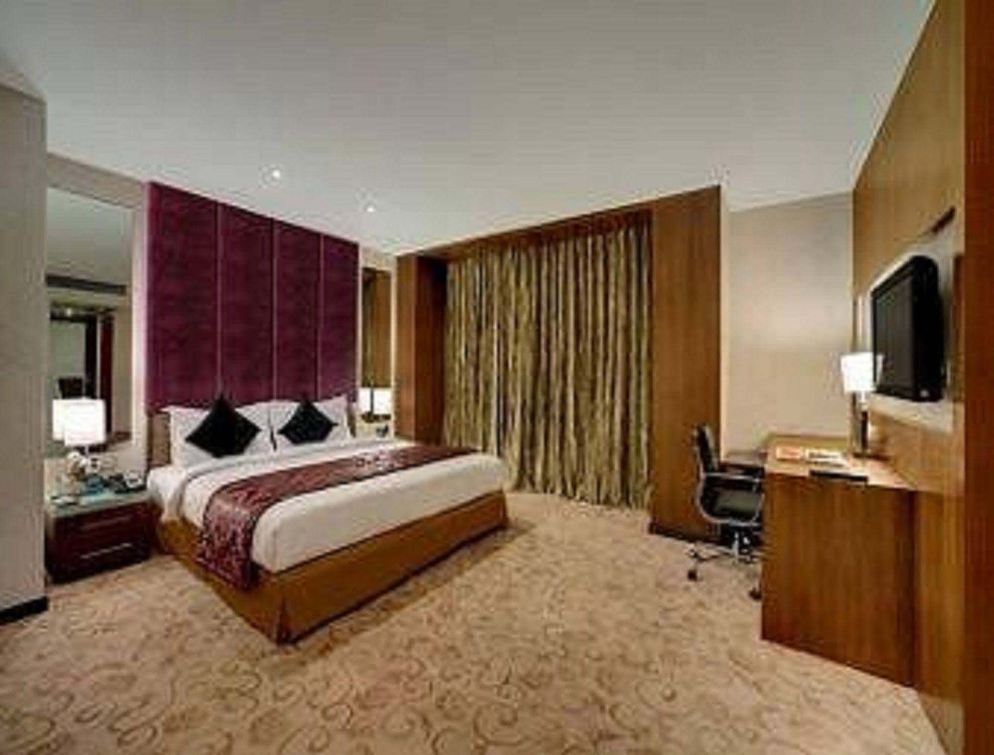 Ramada Ahmedabad Hotel Værelse billede